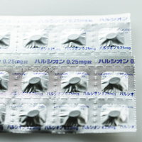 銀ハルのブリスターパックに入ったハルシオン錠剤の写真