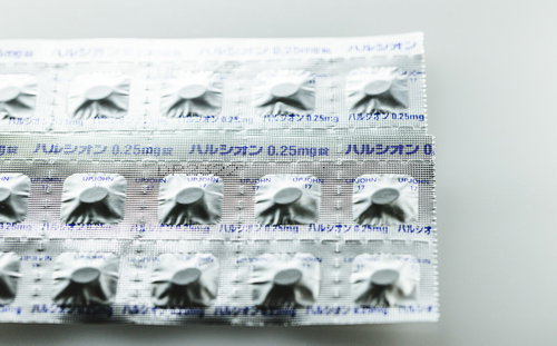 銀ハルのブリスターパックに入ったハルシオン錠剤