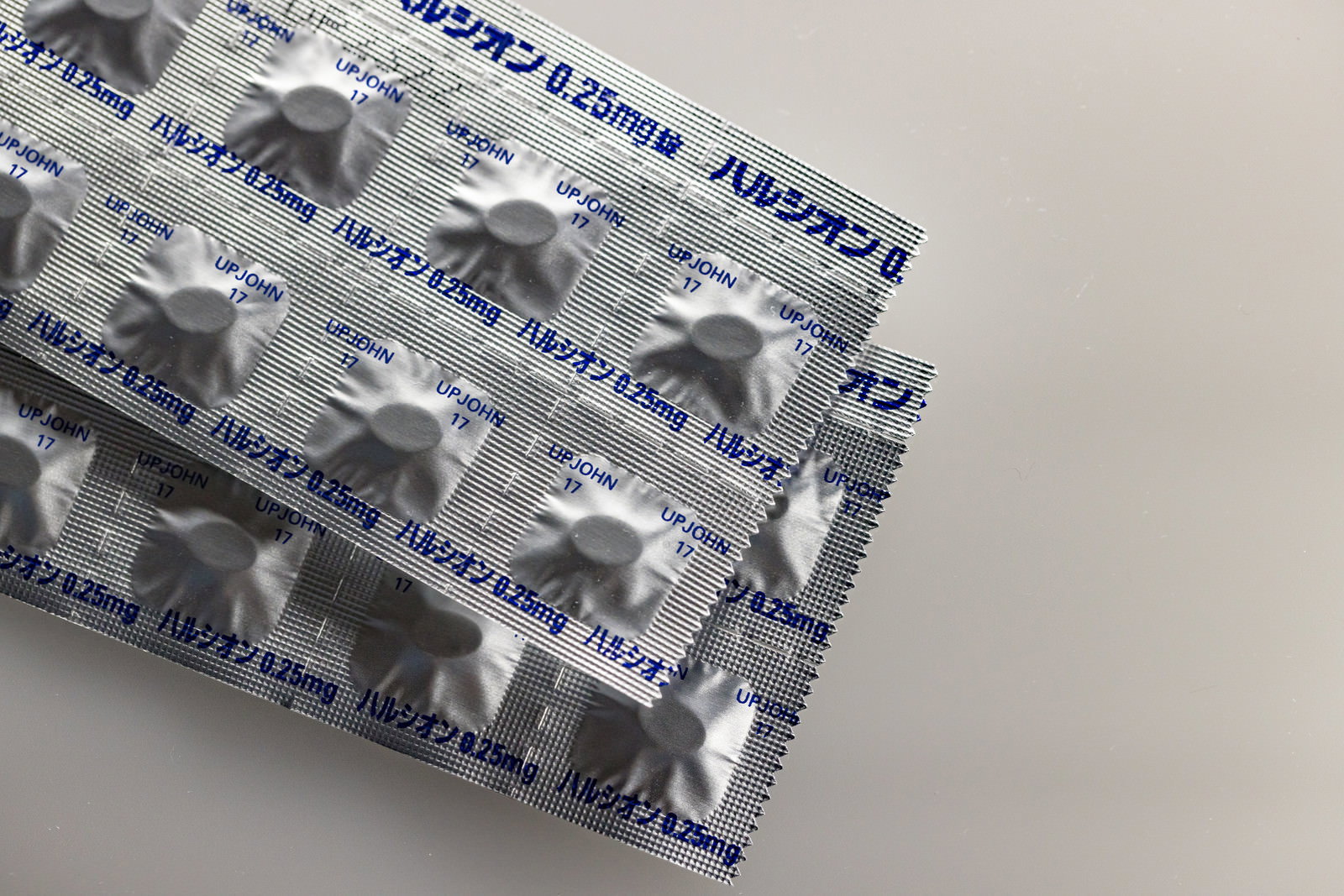 青いパッケージに入った白い錠剤の睡眠導入剤ハルシオン