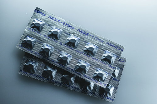 処方された銀ハル（ハルシオン）の錠剤のブリスターパック