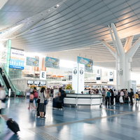 羽田空港の国際ターミナル出発ロビーの人込みの写真