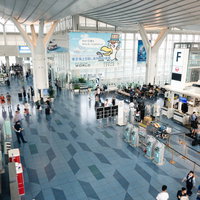 高所から見下ろした羽田空港の国際ターミナルフロアの写真