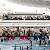 羽田空港国際ターミナルの手荷物カウンターの写真