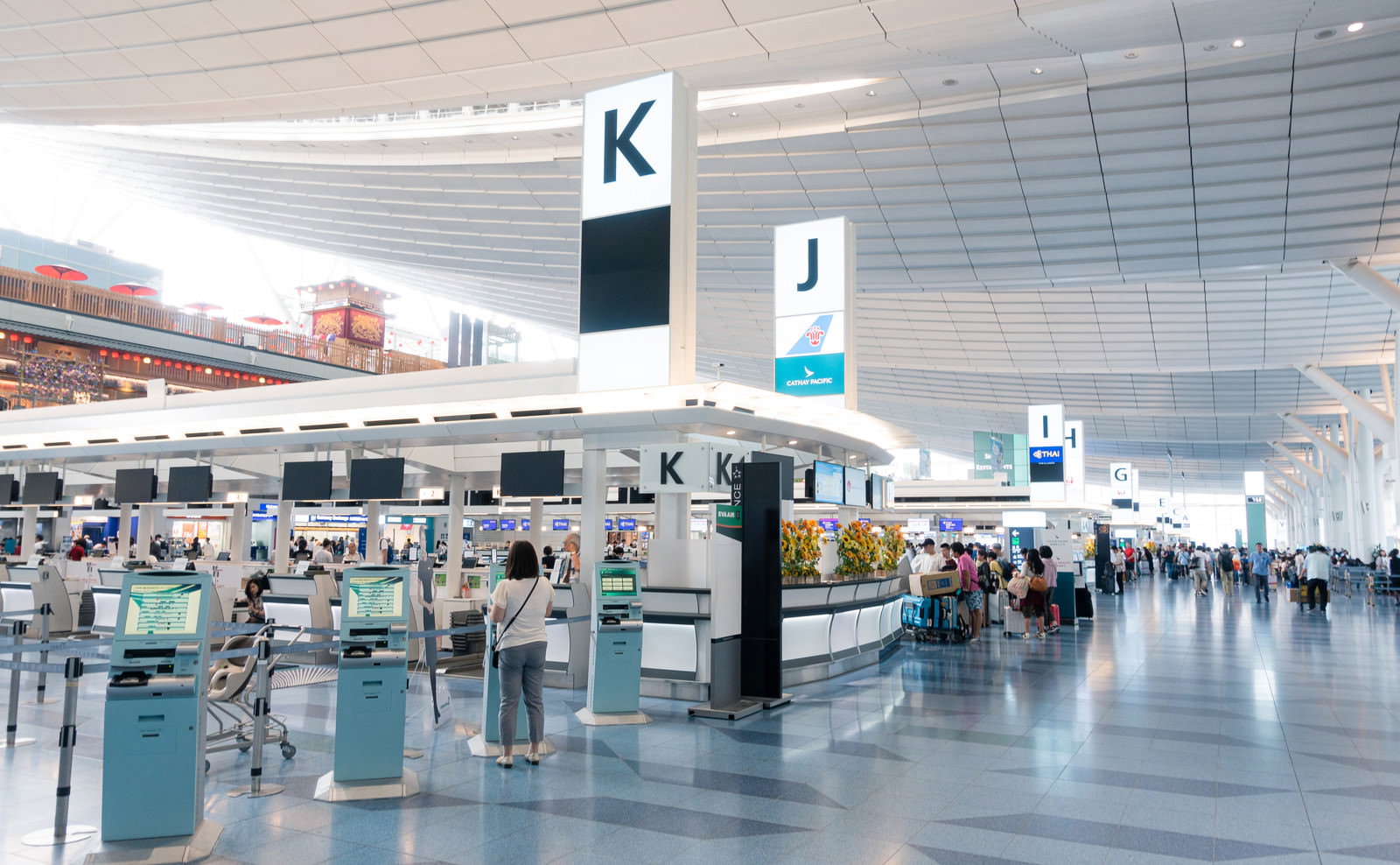 羽田空港国際ターミナルの明るいチェックインカウンターエリア