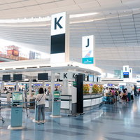 奥へと続く羽田空港の国際ターミナルチェックインカウンターの写真