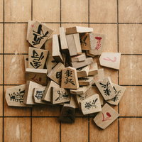 将棋盤の上に積み重なった将棋の駒の写真