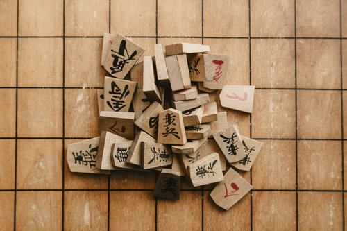 盤上の将棋駒が倒れる瞬間の将棋倒しの連鎖