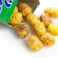 カラフルな袋から出た黄色いスナック菓子、キャベツ太郎の写真