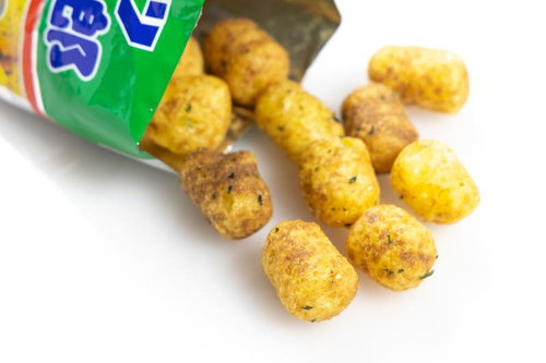 カラフルな袋から出た黄色いスナック菓子、キャベツ太郎