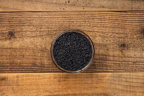 ガラス器に盛られた黒いキャビア、高級食材の美しさ