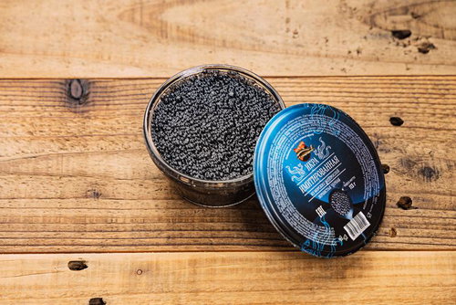 テーブル上に置かれたモンゴルで購入したキャビアを開封