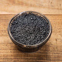 透明な容器に詰まった黒いキャビア風の魚卵の写真