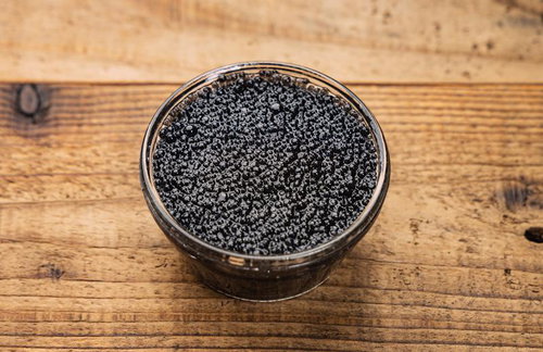 透明な容器に詰まった黒いキャビア風の魚卵