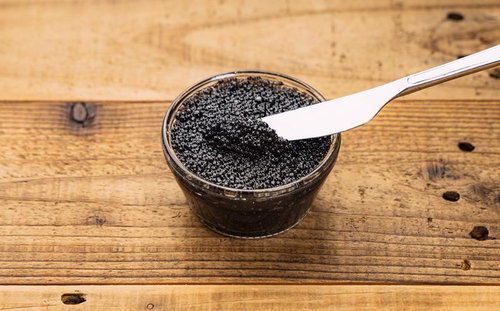 贅沢な黒キャビアをスプーンですくう高級食材