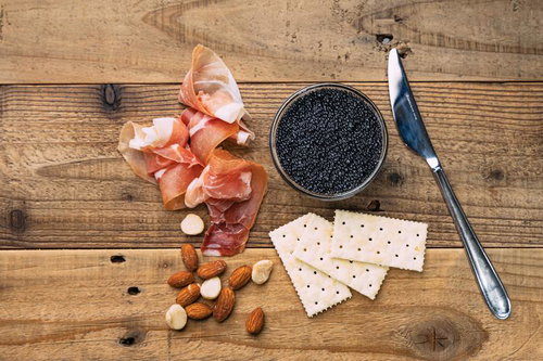 黒キャビアと生ハム、ナッツ類を使ったおつまみの盛り合わせ