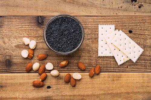 黒キャビアとアーモンド、クラッカーの食卓