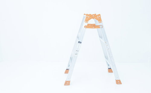 オレンジの滑り止め付きアルミ踏み台二段の脚立