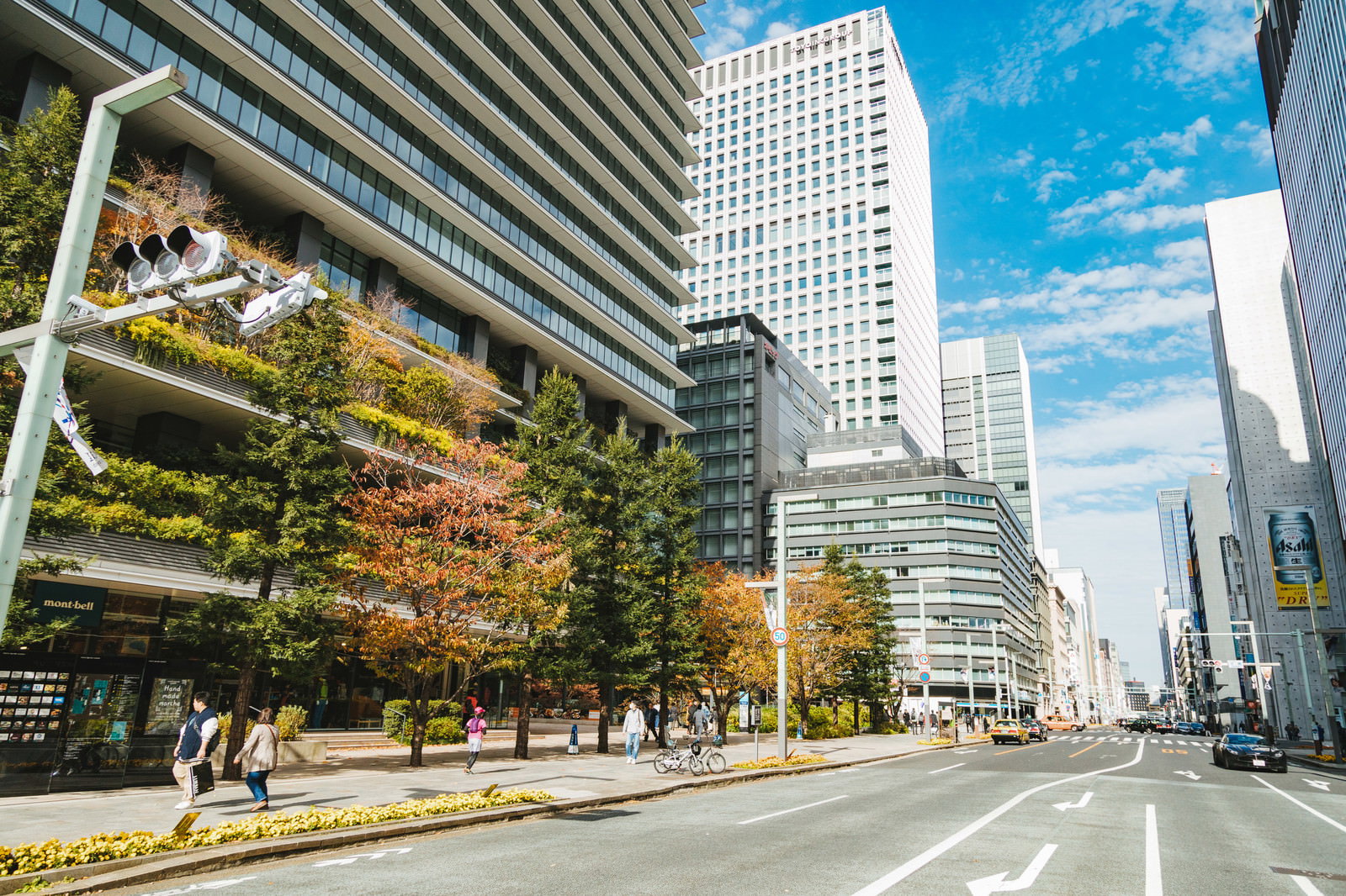 京橋駅前に立ち並ぶ高層ビル群と青空の都市風景
