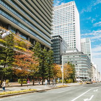 京橋駅前に立ち並ぶ高層ビル群と青空の都市風景の写真
