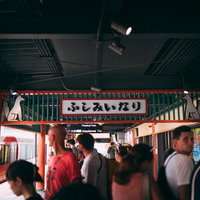 外国人で賑わう稲荷駅前の写真