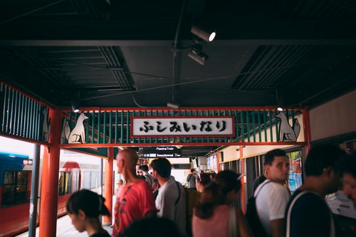 外国人で賑わう稲荷駅前