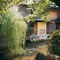 巽橋の和の情緒漂う町並みの写真