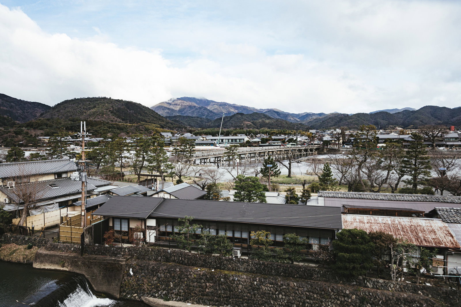 京都嵐山の渡月橋付近を望む桂川と住宅地の風景