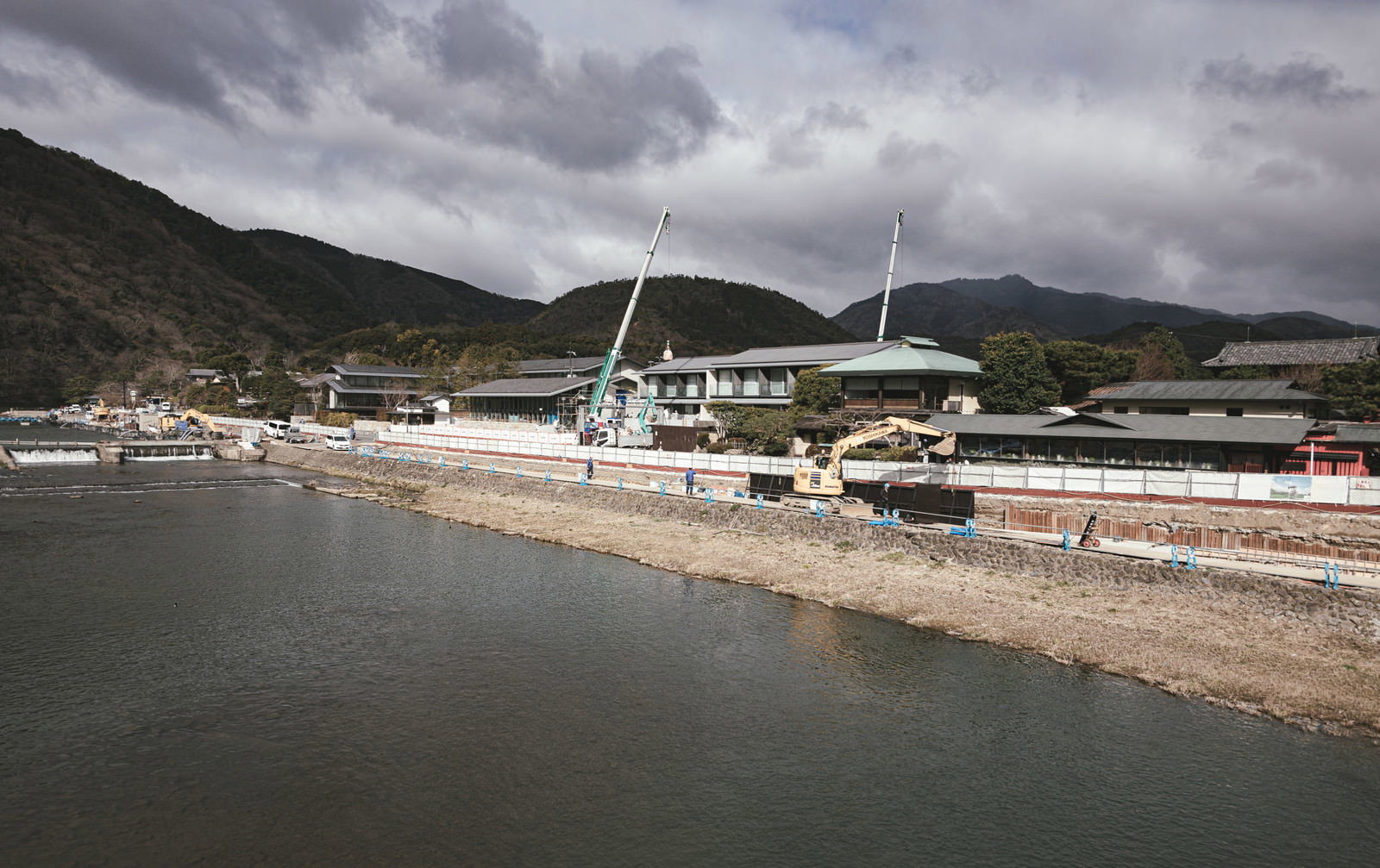 京都嵐山の桂川で行われている河川工事の様子