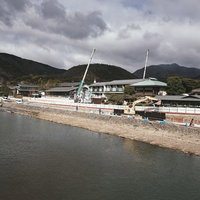 京都嵐山の渡月橋付近、桂川で行われている河川補修工事の様子の写真