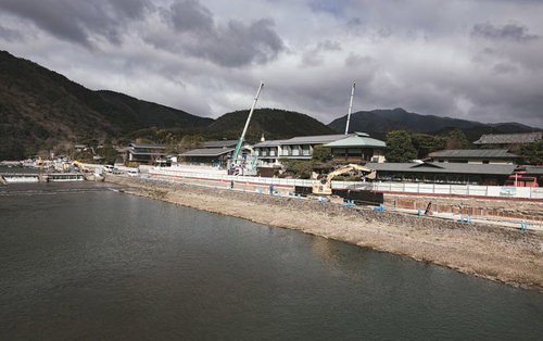 京都嵐山の渡月橋付近、桂川で行われている河川補修工事の様子