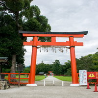 美しい大きな朱塗りの鳥居が入り口に建つ上賀茂神社（かみがもじんじゃ）の写真