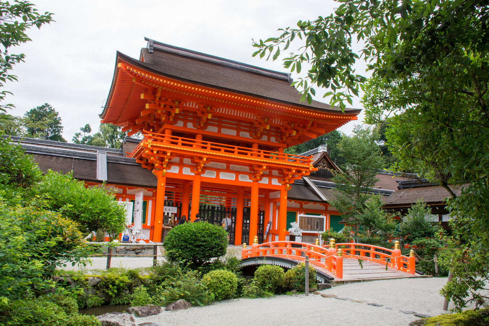 朱色の楼門と玉橋が印象的な上賀茂神社の境内風景