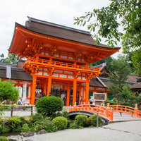 鮮やかな色が目を引く上賀茂神社楼門と玉橋（京都）の写真