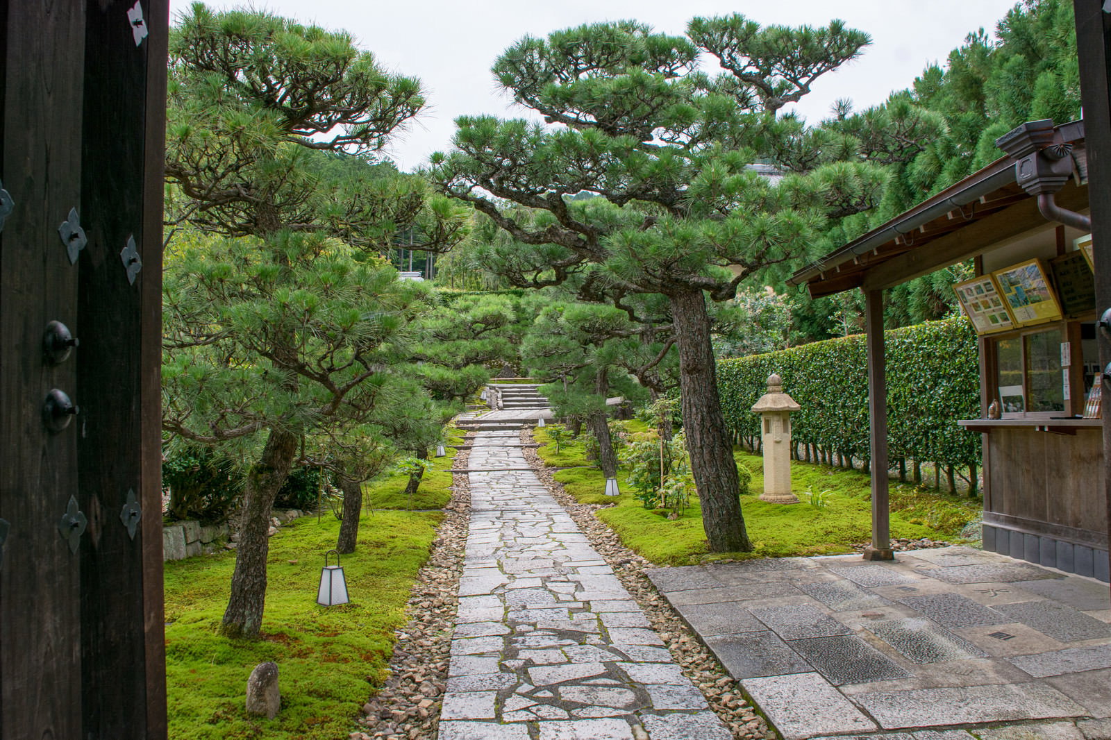 圓光寺の山門から見える石畳の参道と緑豊かな庭園