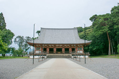 どっしりとした姿を見せる国宝の金堂（醍醐寺）