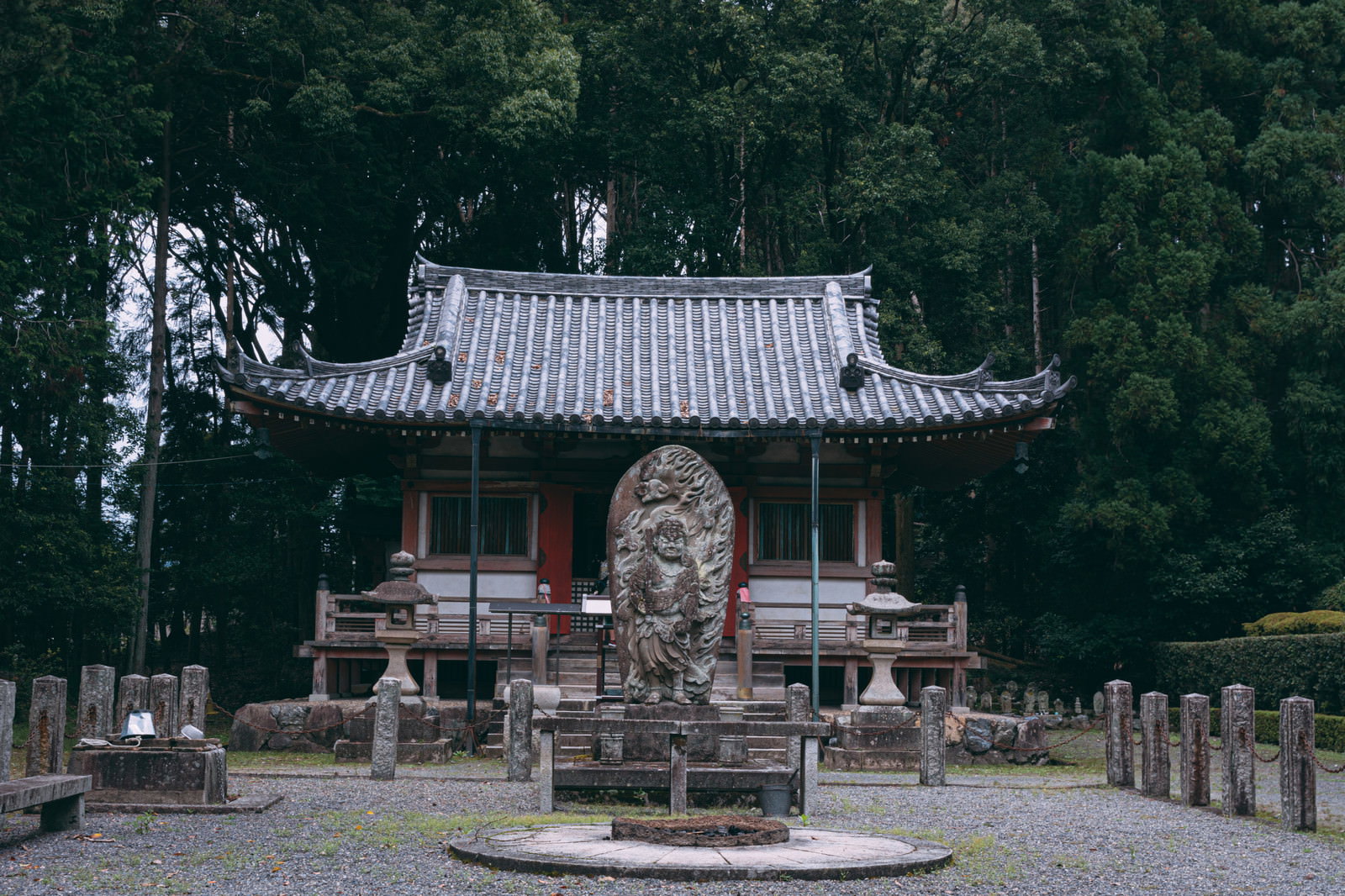 醍醐寺の境内に建つ不動堂の外観、伝統的な日本建築