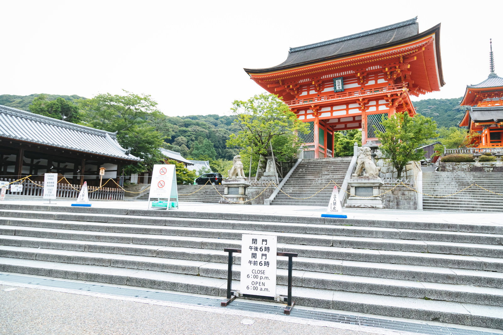清水寺の壁にもたれて座る男性