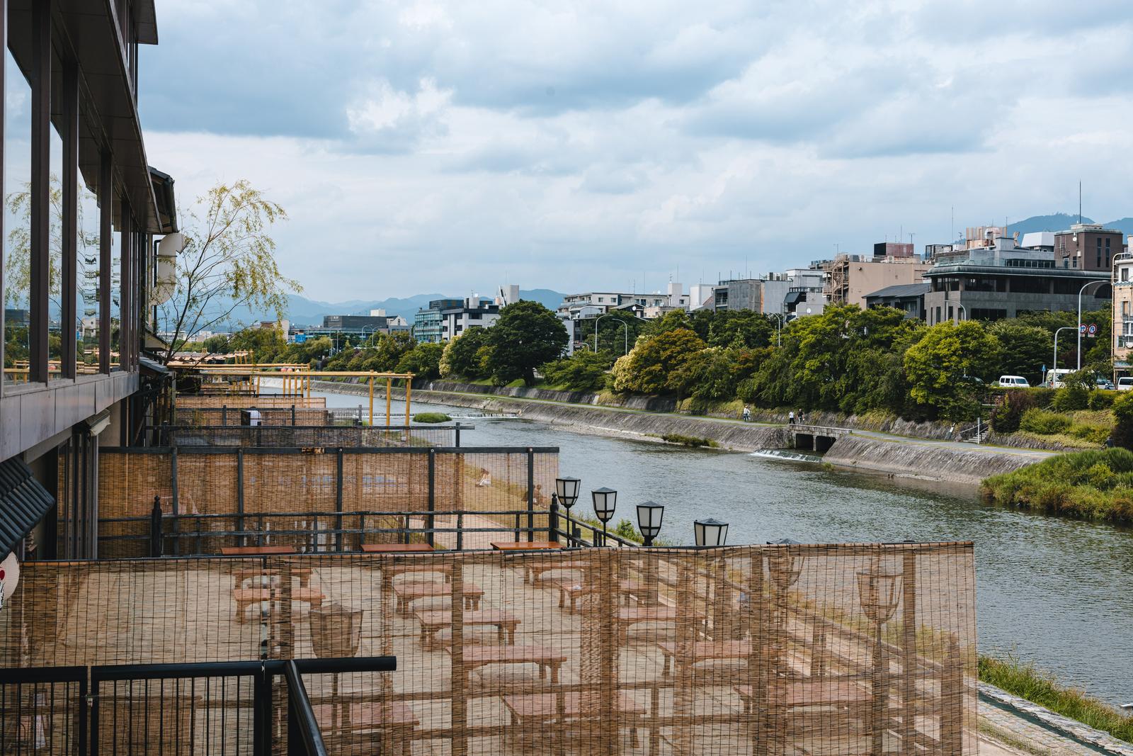 京都の鴨川河川敷に建つ川床料亭から眺めた夏の風景
