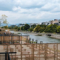 京都の鴨川河川敷に立ち並ぶ川床料亭と夏の納涼風景の写真