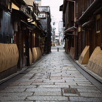 祇園白川の巽橋を抜けた切り通しの古い町並みの写真