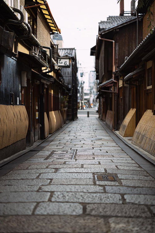 祇園白川の巽橋を抜けた切り通しの古い町並み