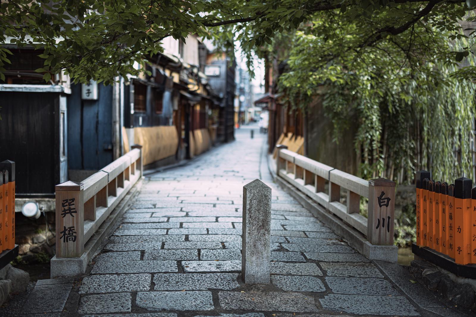 京都・祇園白川の巽橋と石畳の路地
