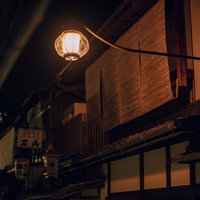 京都先斗町の夜散歩、和傘の灯りをたどる情緒的な夜景の写真