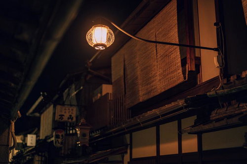 京都先斗町の夜散歩、和傘の灯りをたどる情緒的な夜景