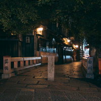 京都祇園白川の古橋と灯りの道の写真