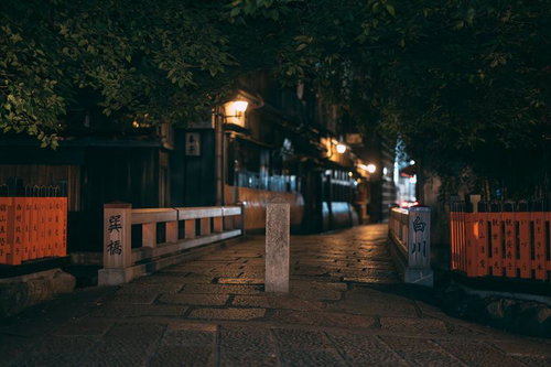 京都祇園白川の巽橋と夜の灯りが映える古道