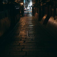 京都祇園白川の夜の路地裏、雨に濡れた石畳の写真