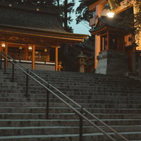 伏見稲荷大社の夜間照明に包まれた静寂の境内の写真