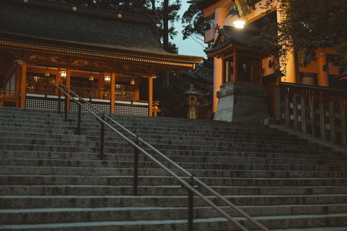 伏見稲荷大社の夜間照明に包まれた静寂の境内