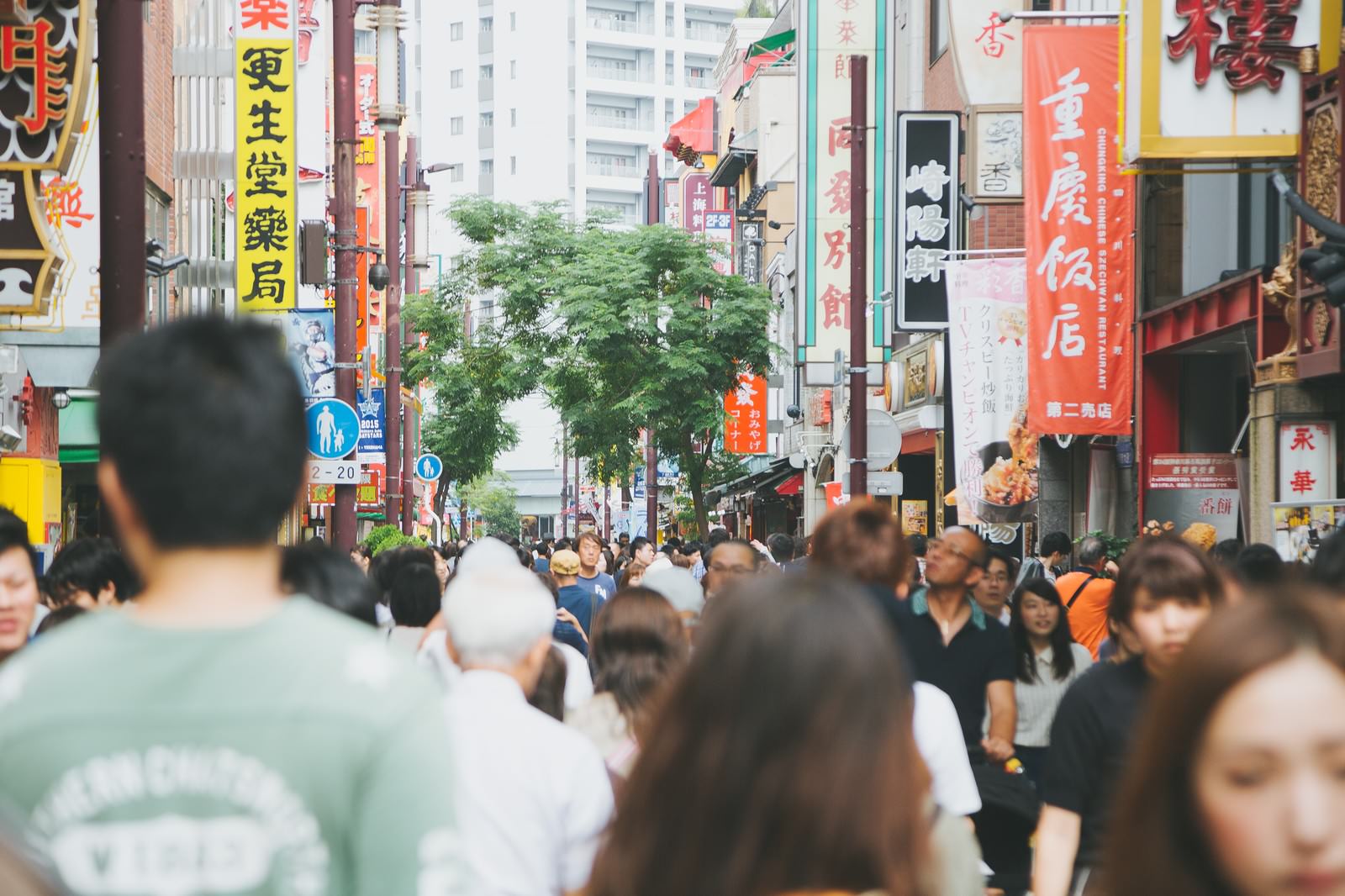 横浜中華街の商店街で多くの人が歩いている風景